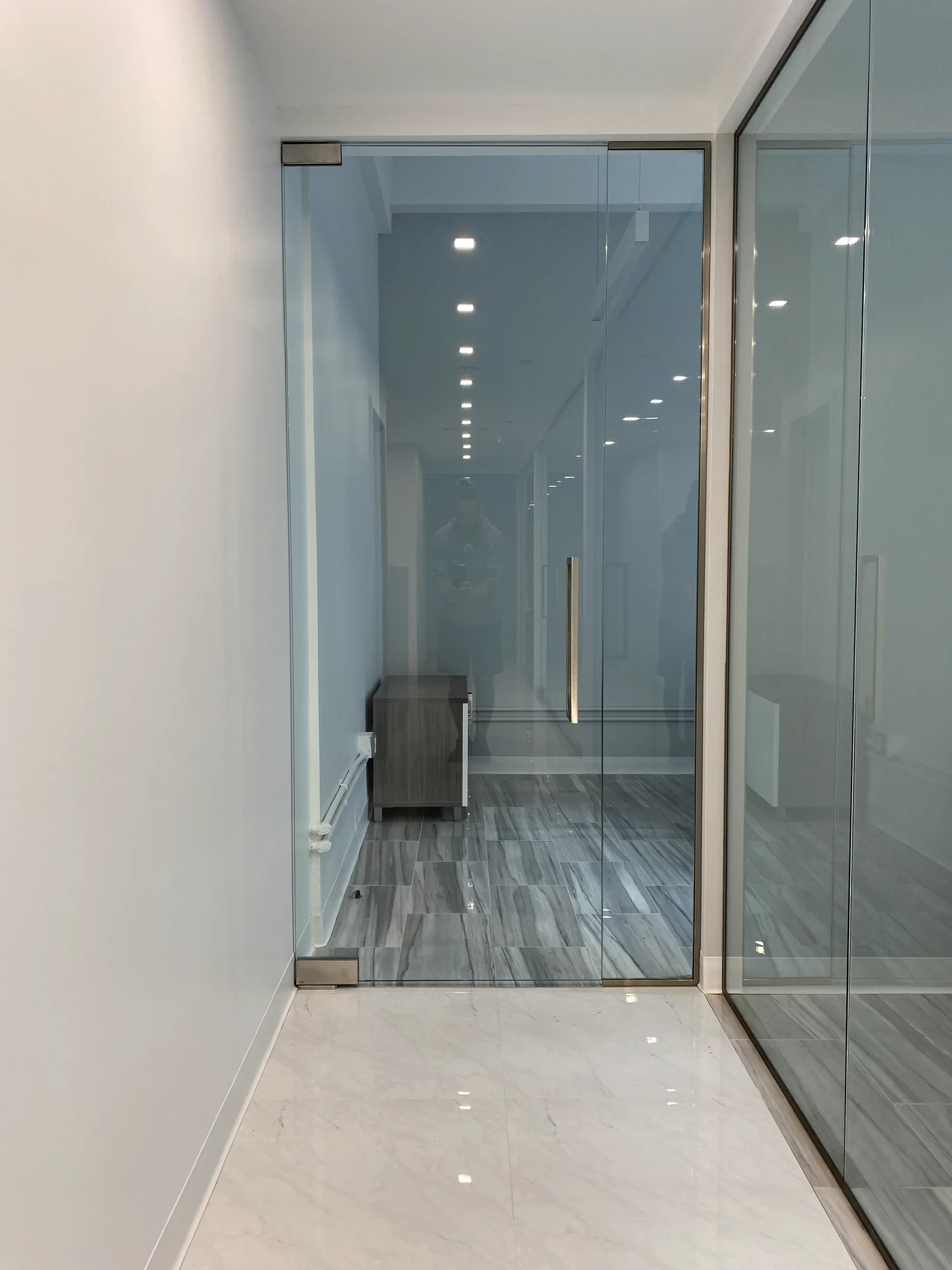 Frameless glass partition corner, commercial office by WiseGlass NY
