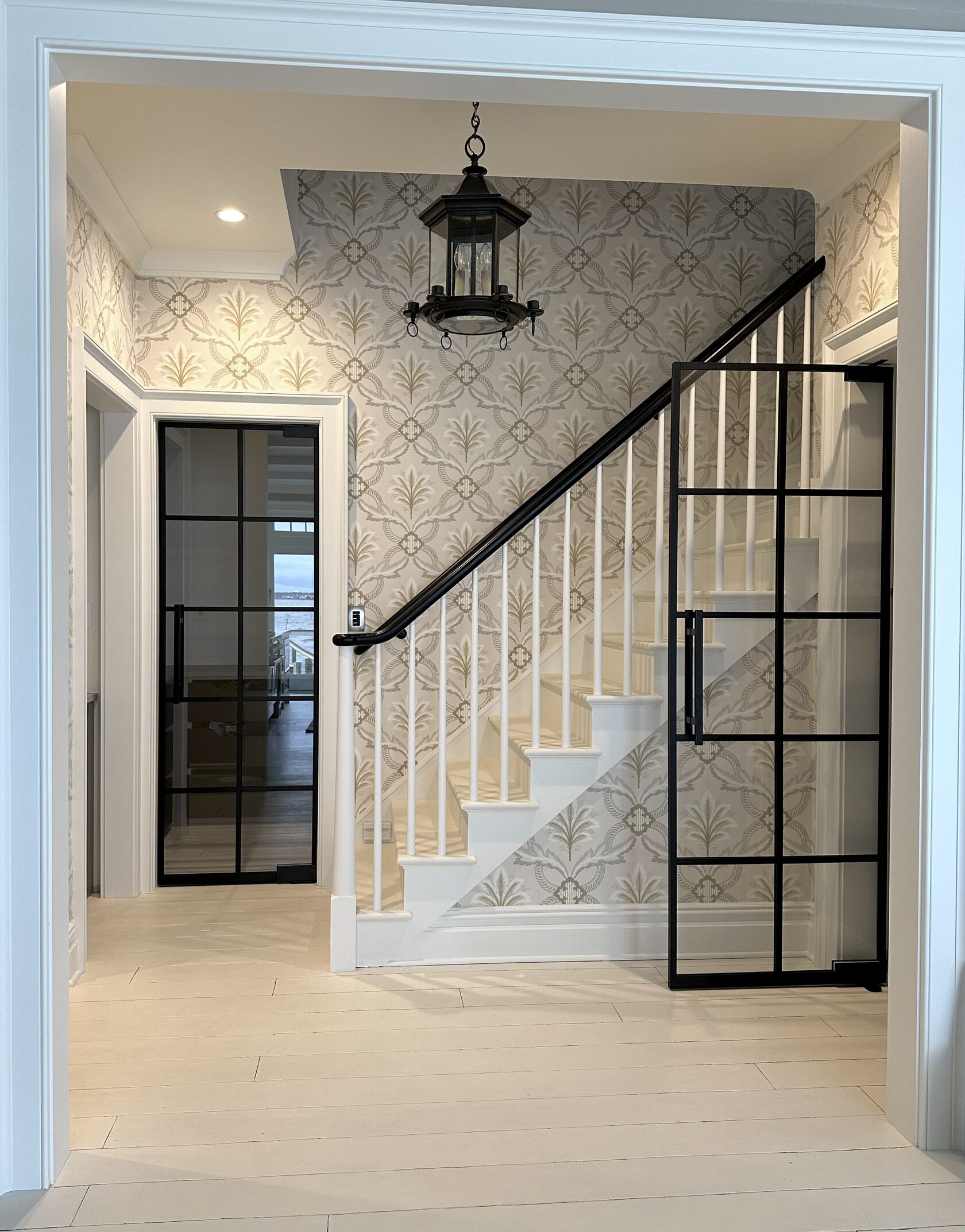 Interior glass partition with a full-height pull handle